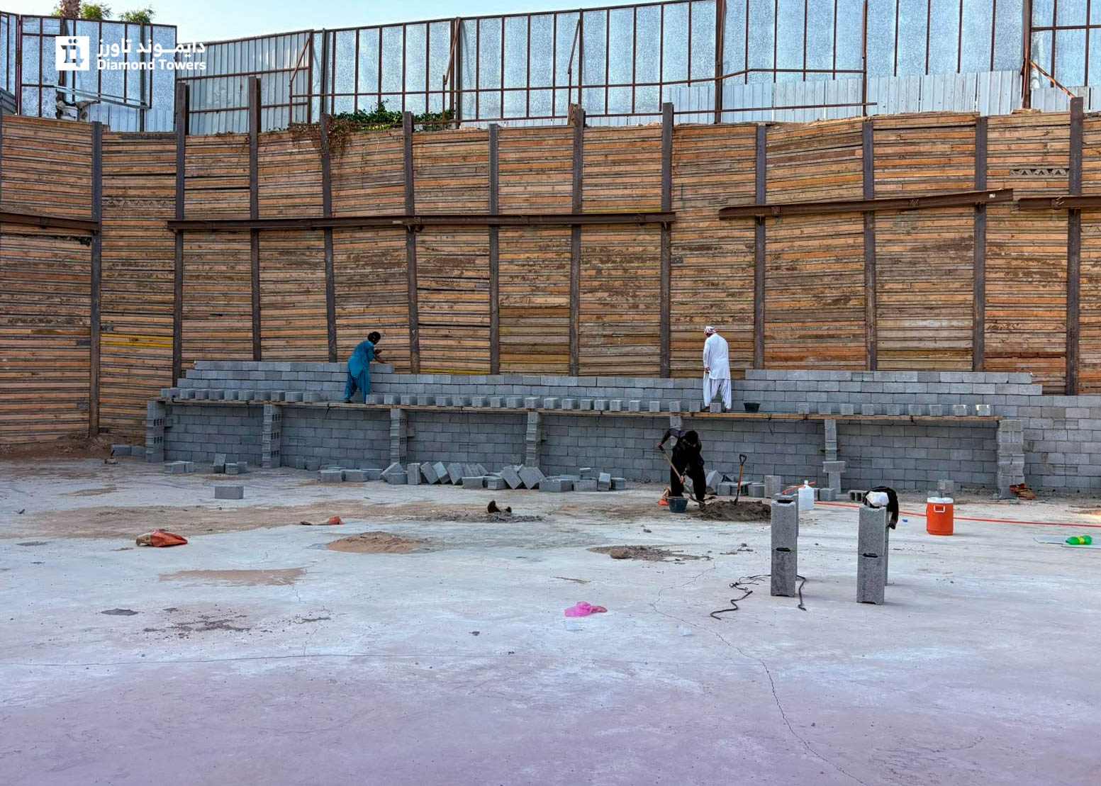 تنفيذ أعمال البناء باستخدام البلوك وفق المخططات الهندسية وتحت إشراف الفريق الفني.