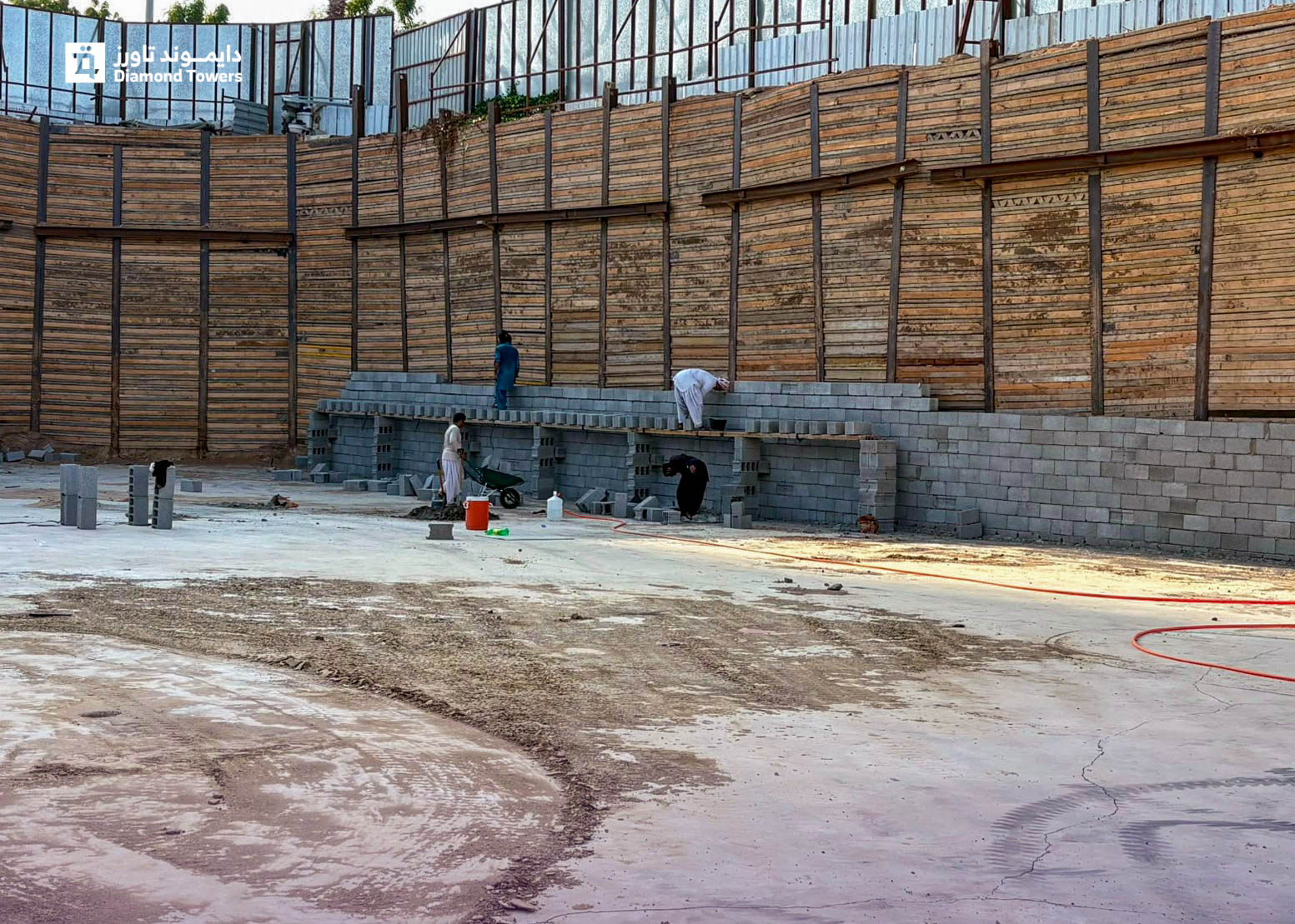 تنفيذ أعمال بناء الجدران المحيطية الداخلية وفق متطلبات التصميم الهندسي للمشروع.