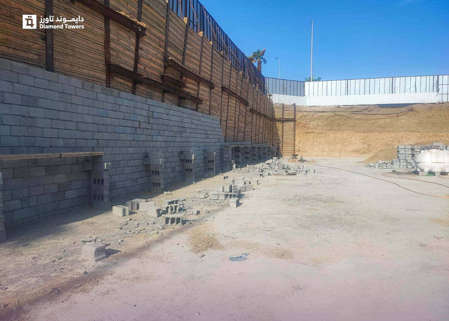 مواصلة تنفيذ الجدران المحيطية مع الالتزام بمعايير الجودة والدقة في التنفيذ.